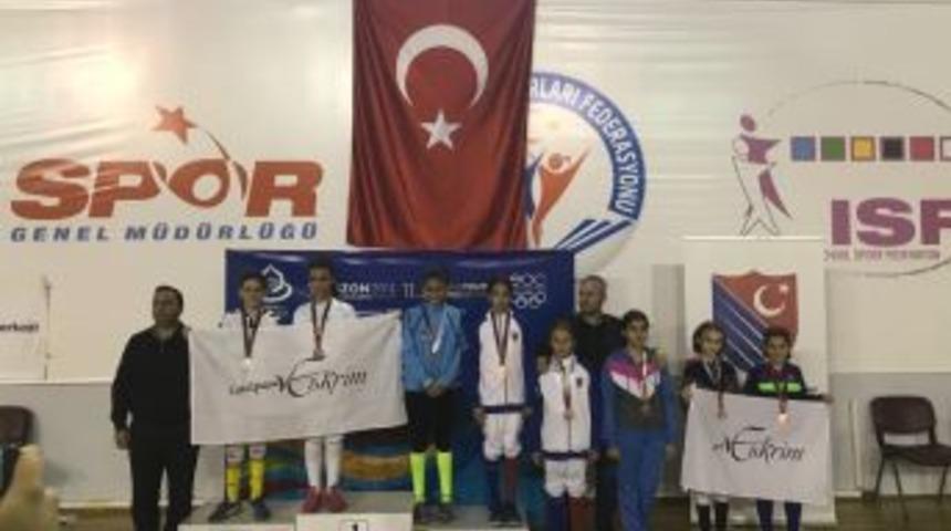 Kağıtsporlu Eskrimci Trabzon&rsquo;dan Bronz Madalya İle D&ouml;nd&uuml;