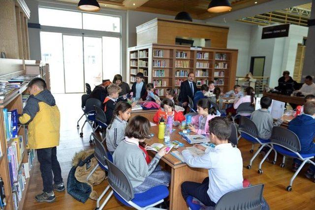 Yeni K&uuml;t&uuml;phanenin İlk Ziyaret&ccedil;ileri &Ccedil;arşamba T&uuml;rkan Dereli İlkokulu Oldu 1