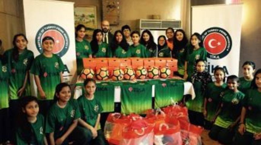 Pakistan&rsquo;da Kadın Futbol Kul&uuml;b&uuml;ne Spor Malzemesi Desteği