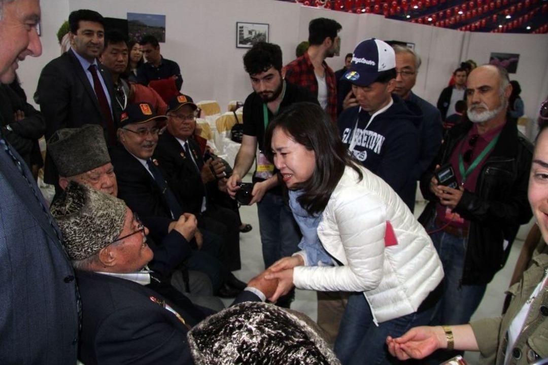 G&uuml;ney Koreli Turistlerden, T&uuml;rk Kore Gazilerinin Ayaklarına Kapanarak &rsquo;minnet&rsquo; Teşekk&uuml;r&uuml;