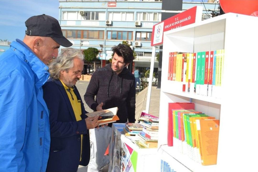 Salihli&rsquo;de &lsquo;sokak K&uuml;t&uuml;phanesi&rsquo; A&ccedil;ıldı