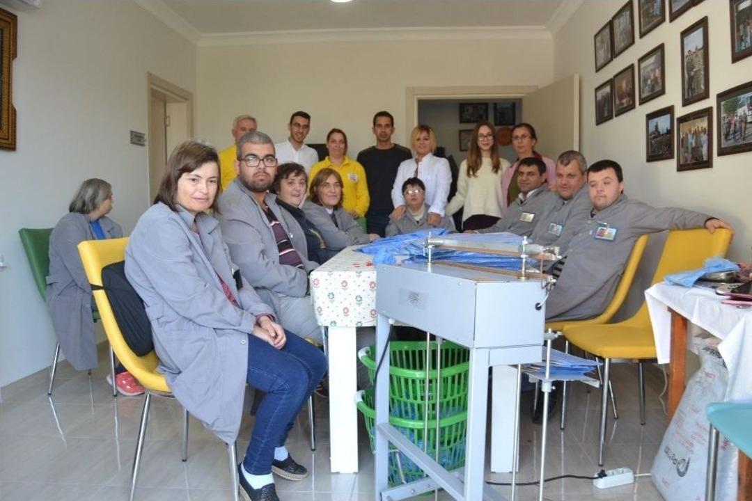 Ayvalık&rsquo;ta Zihinsel Engelli Gen&ccedil;lerden Galoş &Uuml;retimi