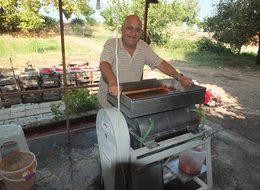   Kendi ürettiği makine ile günde 5 ton domates ve biberi salçaya dönüştürebiliyor