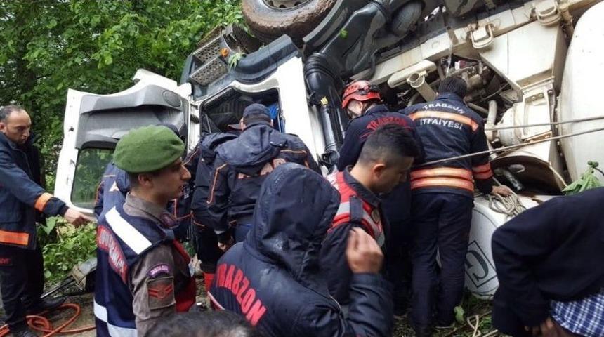 Beton Mikseri Devrildi: 2 Yaralı