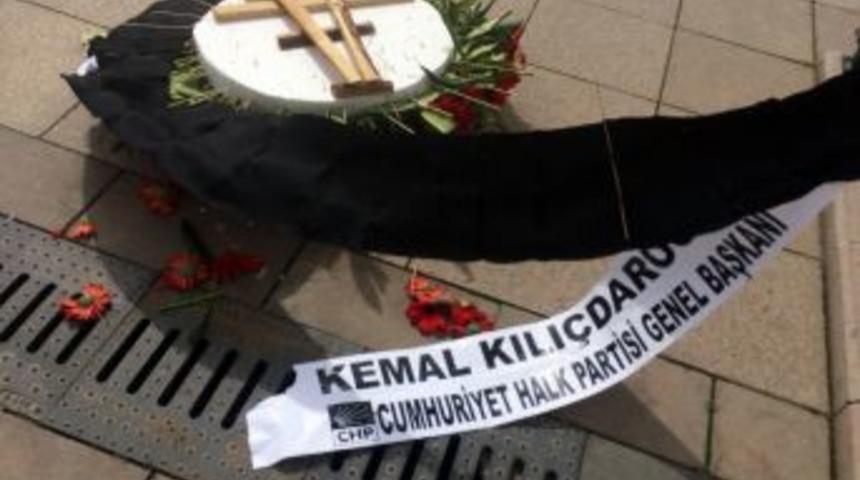 Hasan Celal G&uuml;zel&rsquo;in Cenazesinde Kılı&ccedil;daroğlu&rsquo;nun &Ccedil;elengi Devrildi