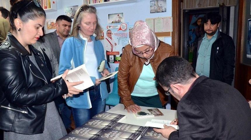 İmza G&uuml;n&uuml;nde Satılan Kitapların Gelirini Şehit Ailelerine Bağışladı
