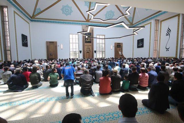 Beyşehir’de Farklı Mimarisiyle Dikkat Çeken Cami Dualarla İbadete Açıldı