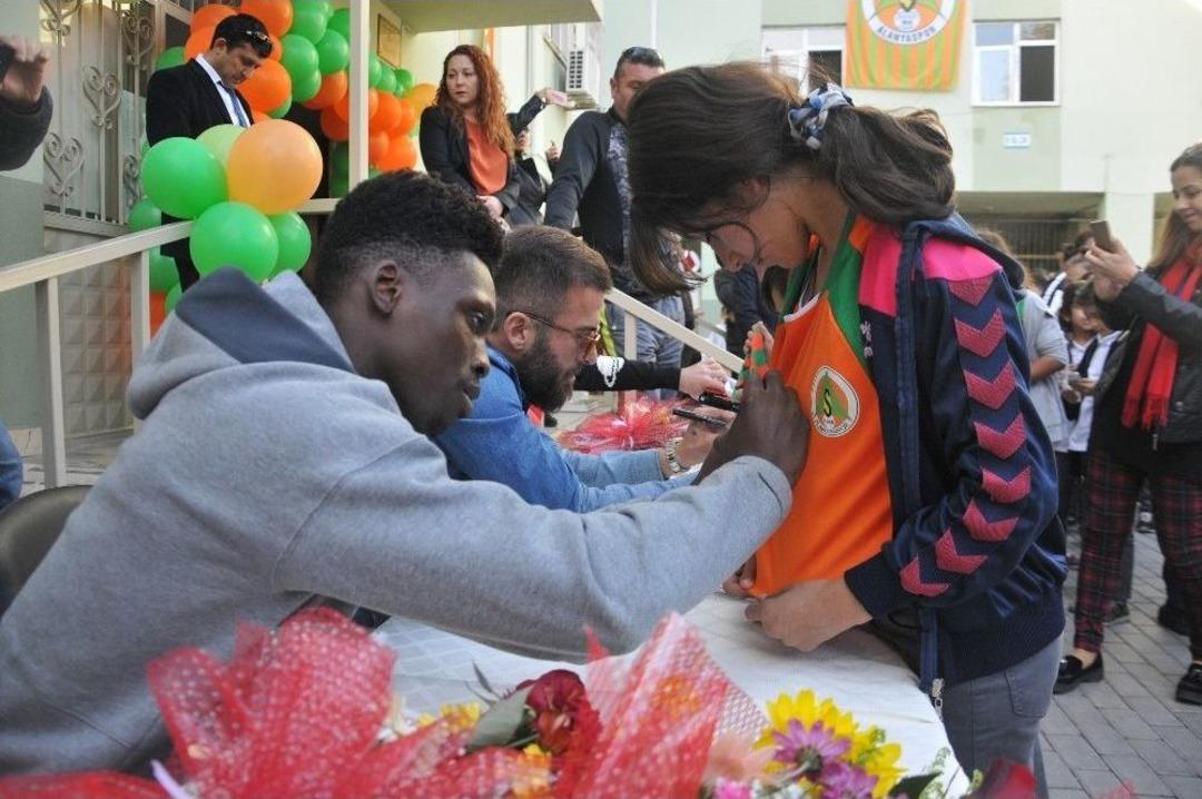 Alanyasporlu Futbolcular &Ouml;ğrencilerle Buluştu