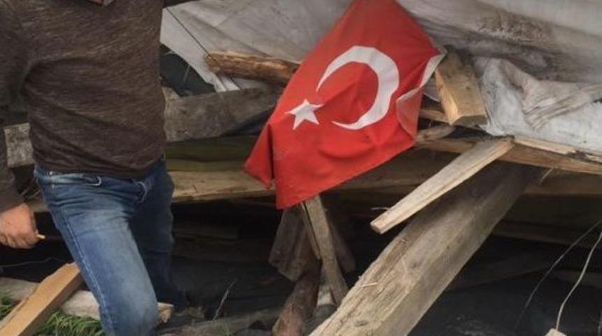 Ka&ccedil;ak İşyerinin Bayrak İle Birlikte Yıkıldığı İddiaları Sosyal Medyada B&uuml;y&uuml;k Tepki &Ccedil;ekti