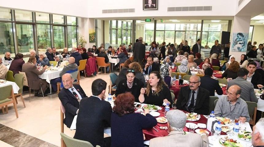 Başkan B&ouml;cek, Yaşlılar Haftasını Kutladı