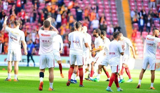 Galatasaraylı Futbolculardan Annelerine Jest