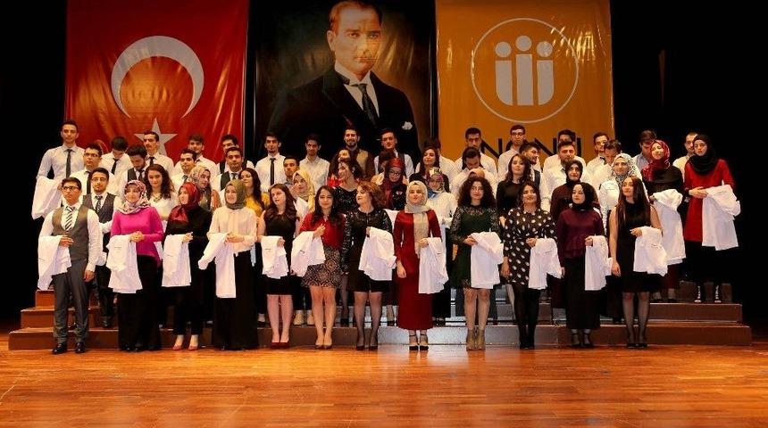 Diş Hekimliği Fak&uuml;ltesi &Ouml;ğrencileri &Ouml;nl&uuml;klerini Giydi