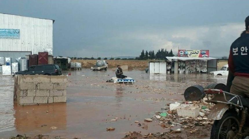 &Ccedil;adırlarını Sel Suları Basan Suriyeliler Kep&ccedil;elerle Kurtarıldı
