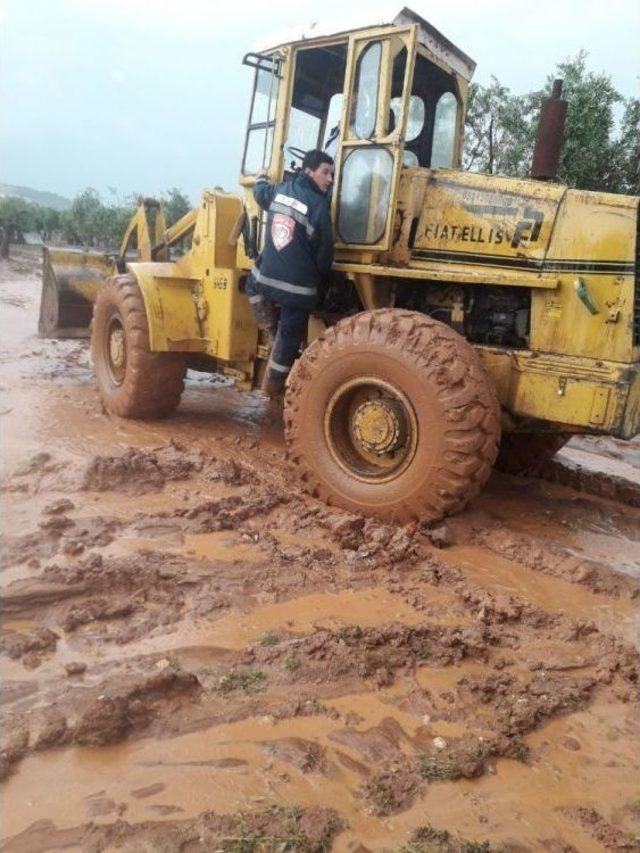 Çadırlarını Sel Suları Basan Suriyeliler Kepçelerle Kurtarıldı