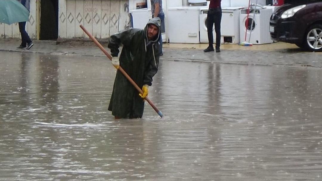 Karaman&rsquo;da Aniden Bastıran Yağmur Caddeleri G&ouml;le &Ccedil;evirdi