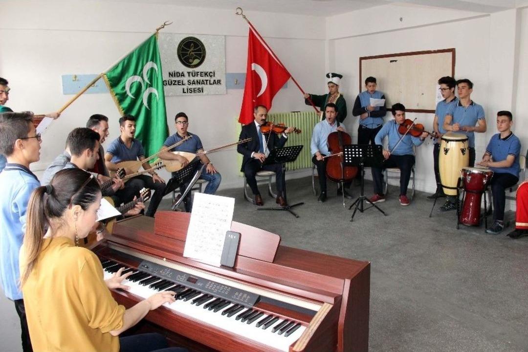 &Ouml;ğrenciler, Mehmet&ccedil;ik&rsquo;e Destek İ&ccedil;in Farklı Enstr&uuml;manlarla Mehter Marşı &Ccedil;aldı