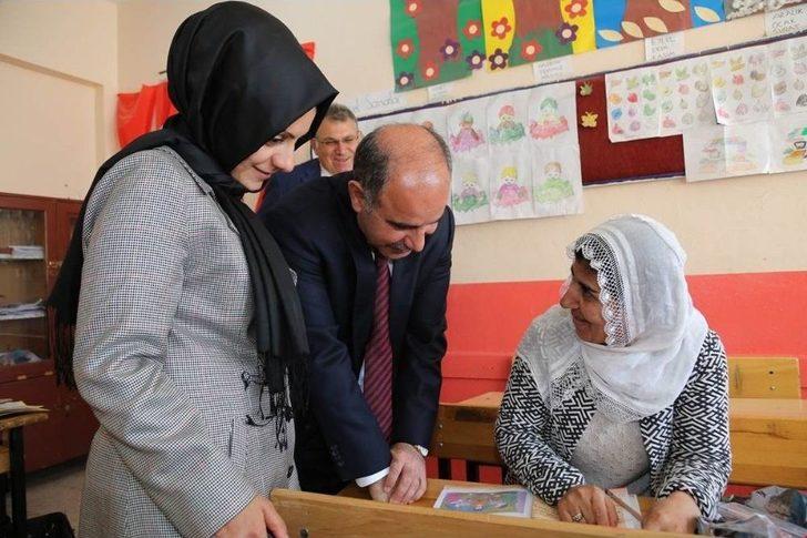 Vali Aktaş, Okuma Yazma Seferberliği Kursunu Ziyaret Etti G3