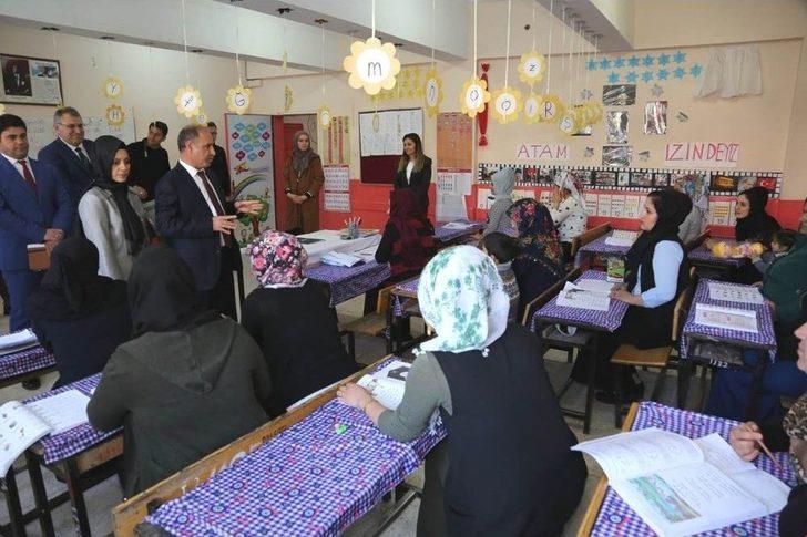 Vali Aktaş, Okuma Yazma Seferberliği Kursunu Ziyaret Etti G5