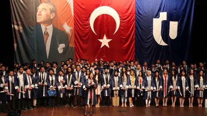 İletişim Fak&uuml;ltesinde Mezuniyet Coşkusu