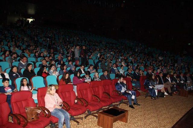 İletişim Fakültesinde Mezuniyet Coşkusu