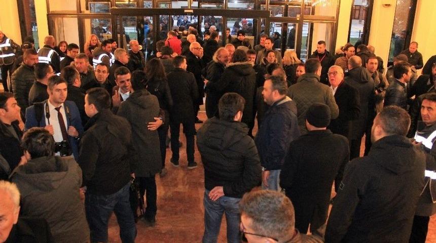 Eskişehirspor Olağan&uuml;st&uuml; Kongresi&rsquo;ne Yeterli Katılım Olmadı