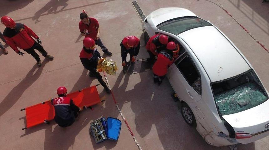 Genç İtfaiyeciler Zor Durumlara Gerçekçi Eğitimlerle Hazırlanıyor