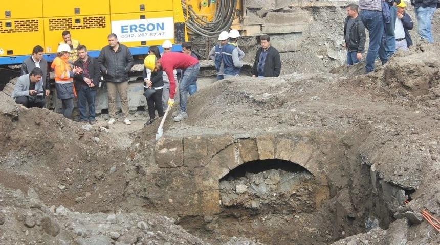 Alt Geçit Çalışmasından Kemerli Köprü Çıktı