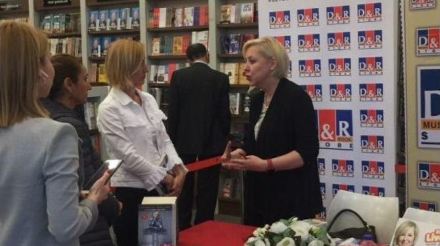 T&uuml;rkiye&rsquo;nin İlk Kadın F&uuml;t&uuml;risti Ufuk Tarhan, Forum Mersin&rsquo;de Sevenleriyle Buluştu