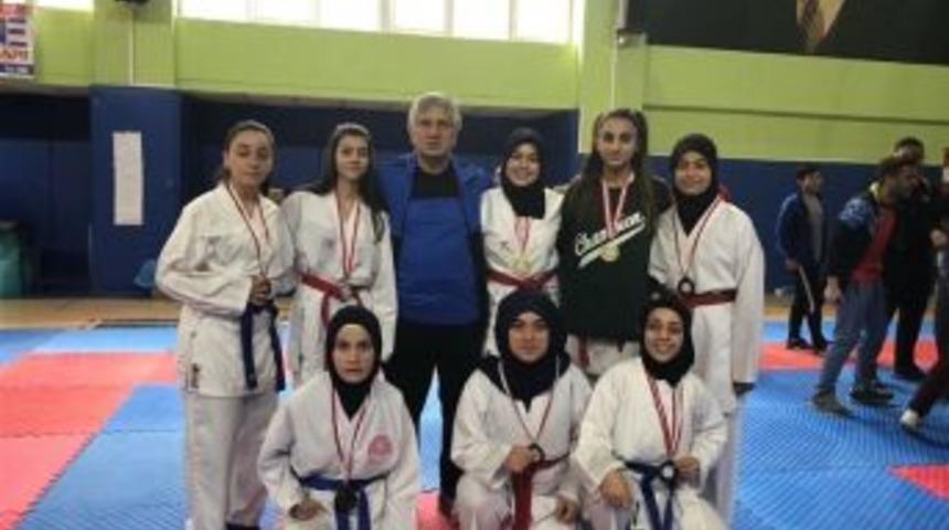 Karate Şampiyonasından Dereceyle D&ouml;nd&uuml;