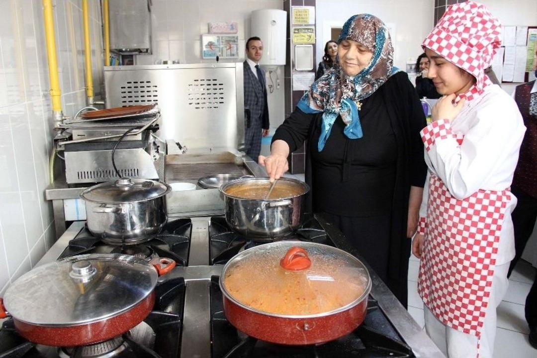 Huzurevi Sakinleri, Mutfakta Tecr&uuml;belerini &Ouml;ğrencilerle Paylaştı