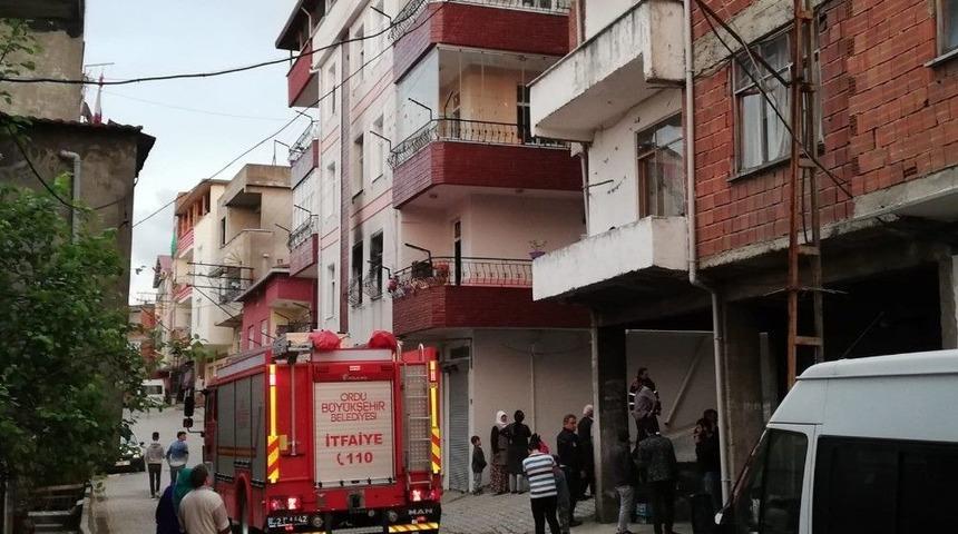 Yangında Dumandan Etkilenen 4 Kişi Hastaneye Kaldırıldı