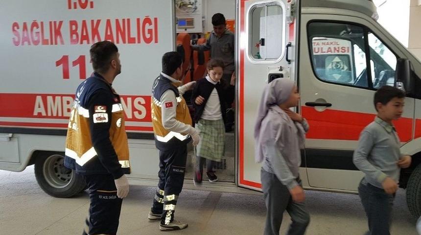 Beden Dersinde Kaşınmaya Başlayan 13 &Ouml;ğrenci Hastaneye Kaldırıldı