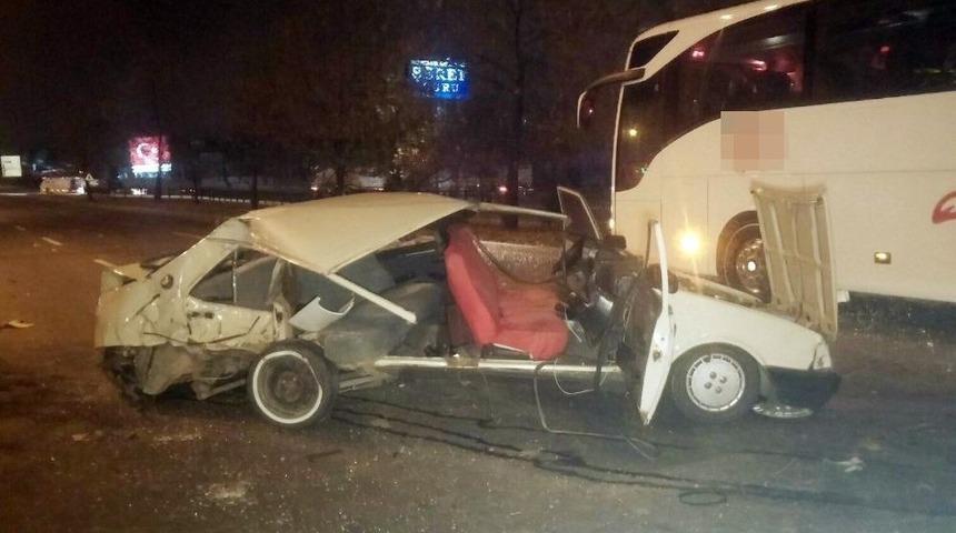 Kontrolden &Ccedil;ıkan Otomobil, Otob&uuml;se &Ccedil;arptı: 2 Yaralı