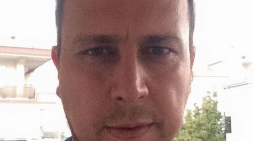 &Ouml;ğretmen, M&uuml;d&uuml;r Yardımcısını Bı&ccedil;akladı