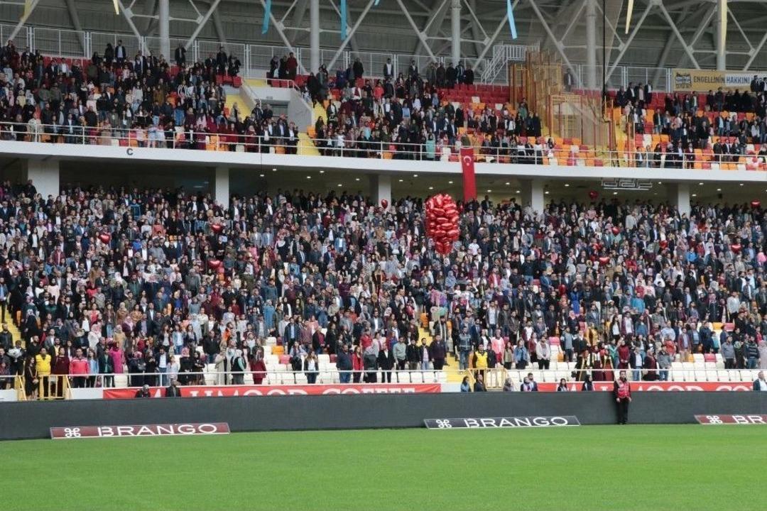 İn&ouml;n&uuml; &Uuml;niversitesinde Mezuniyet Coşkusu