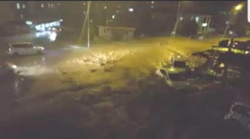 Osmaniye&rsquo;de Sel Suları Otomobilleri &Ouml;n&uuml;ne Kattı