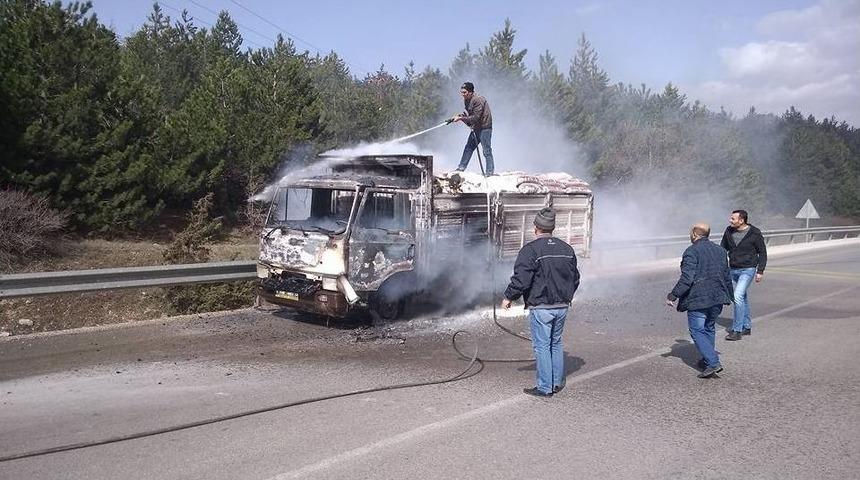 Seyir Halindeki Kamyonet Bir Anda Alev Aldı