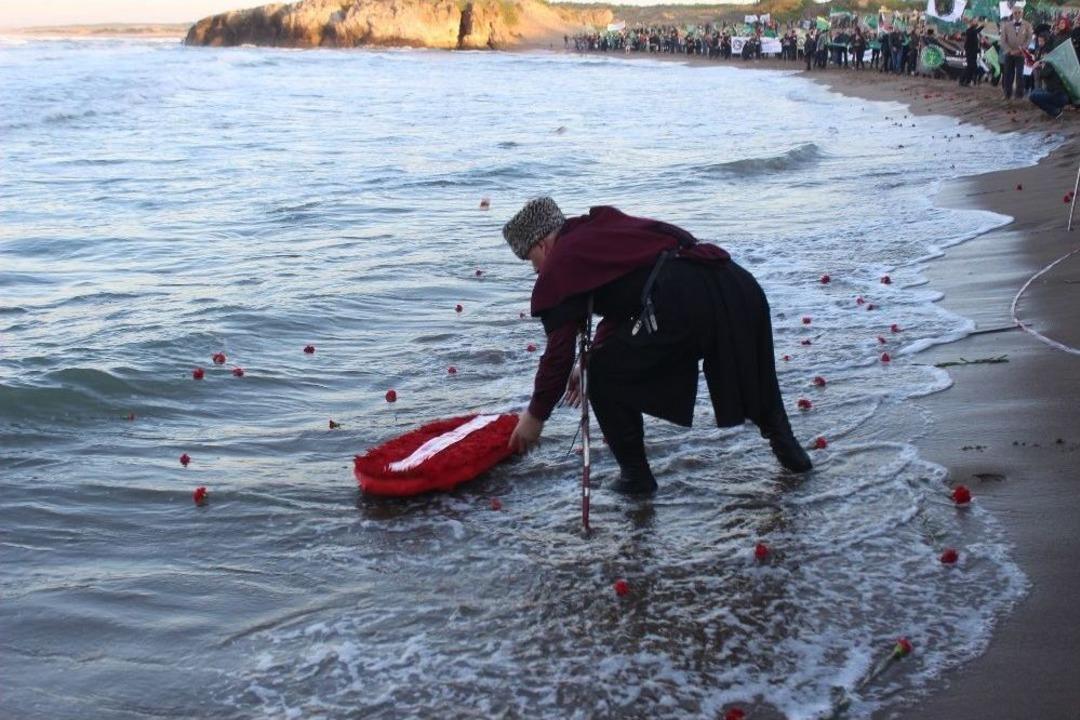 Binlerce &Ccedil;erkes Ve Abhaz, S&uuml;rg&uuml;nde &Ouml;len Atalarını Andı