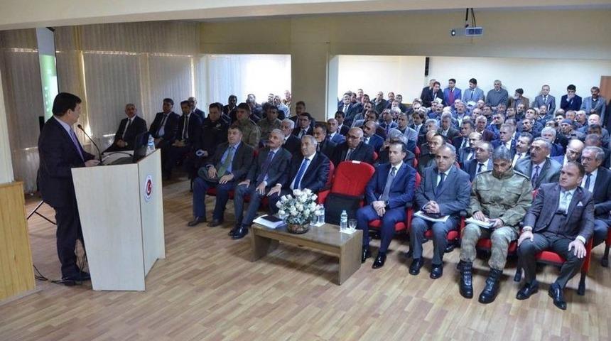 Vali Arslantaş, Erzincan&rsquo;ın Tercan Ve &Uuml;z&uuml;ml&uuml; İl&ccedil;elerindeki Muhtarlar İle Bir Araya Geldi