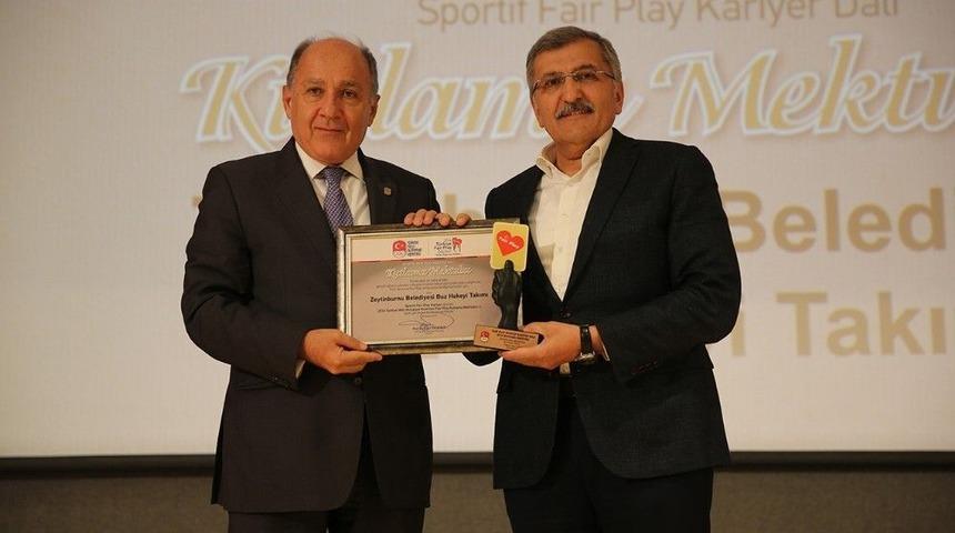 Zeytinburnu Buz Hokeyi Takımı&rsquo;na Fair Play &Ouml;d&uuml;l&uuml;