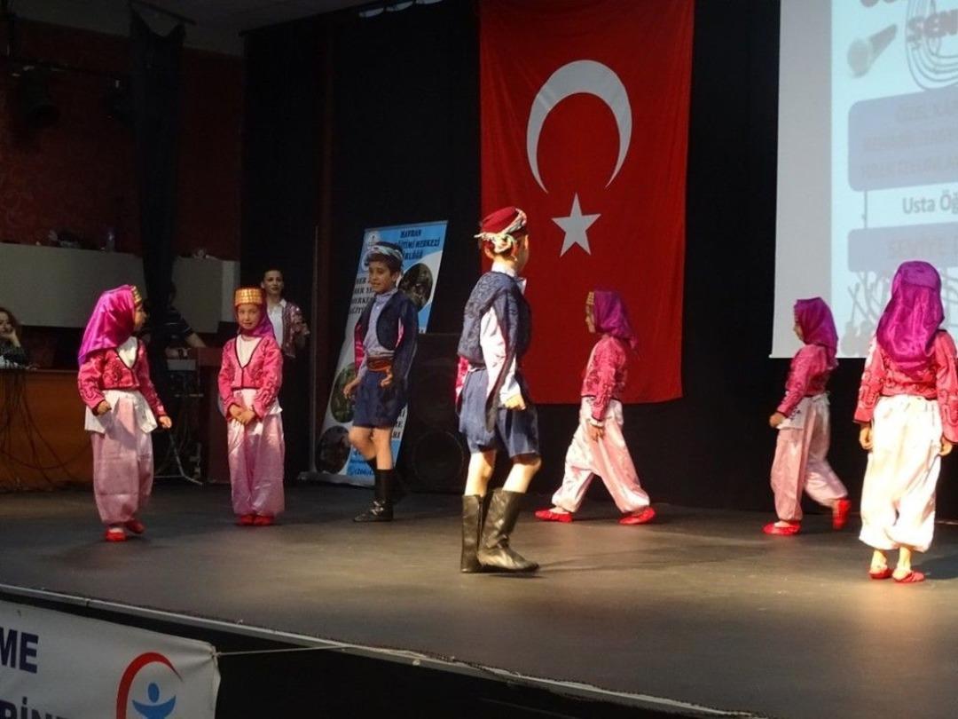 Havran&rsquo;da Halk Oyunları Şenliği