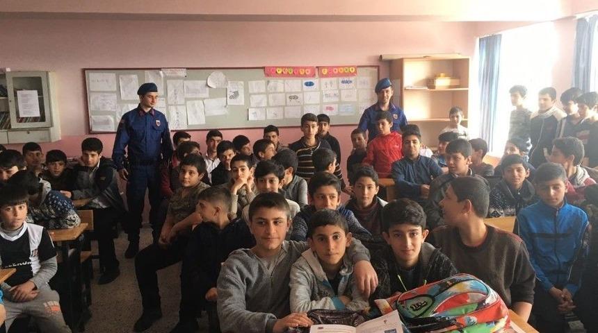 Jandarma Ekipleri, &Ccedil;ocukları Bilgilendirdi