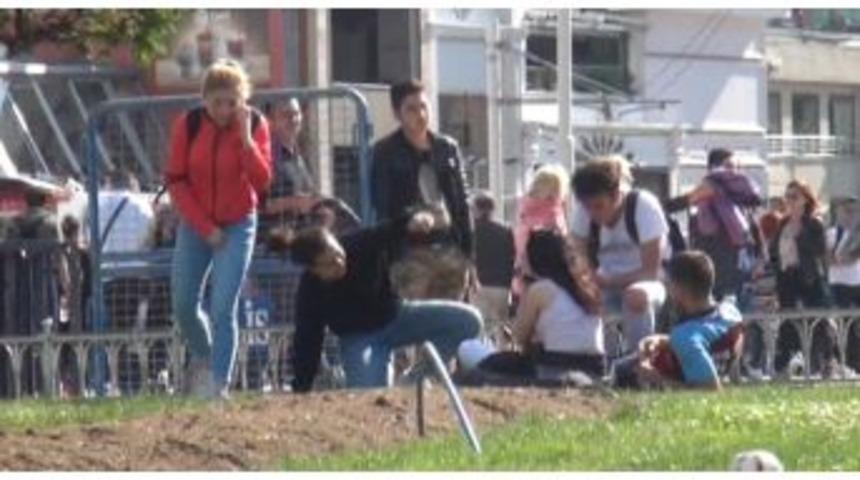 (&ouml;zel) Taksim&rsquo;de Alkol Kullanan Gen&ccedil; Kız, Ayakta Durmakta Zorlandı