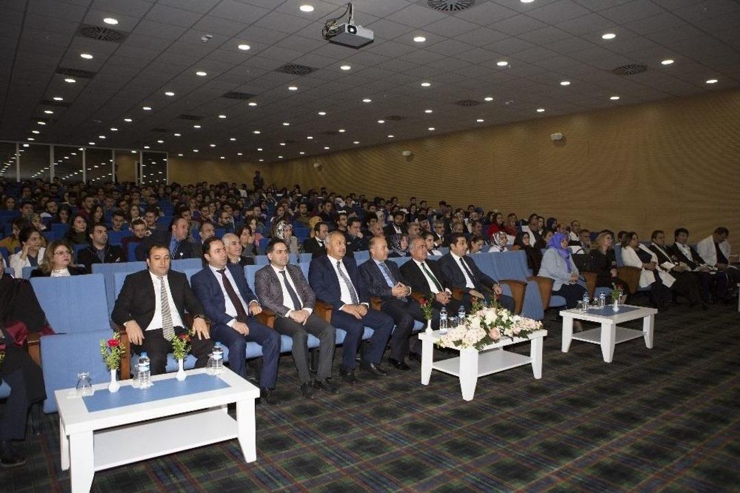 Diş Hekimliği Fak&uuml;ltesi Birinci Sınıf &Ouml;ğrencileri Beyaz &Ouml;nl&uuml;klerini Giydi