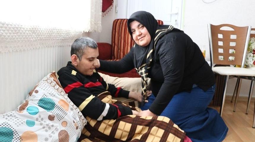 Kardeşine Annelik Yapıyor