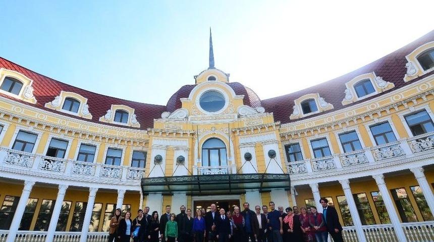 Om&uuml;&rsquo;den G&uuml;rcistan&rsquo;a Sanat &Ccedil;ıkarması