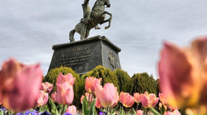 Aksaray &Ccedil;i&ccedil;eklerle G&uuml;zelleşiyor