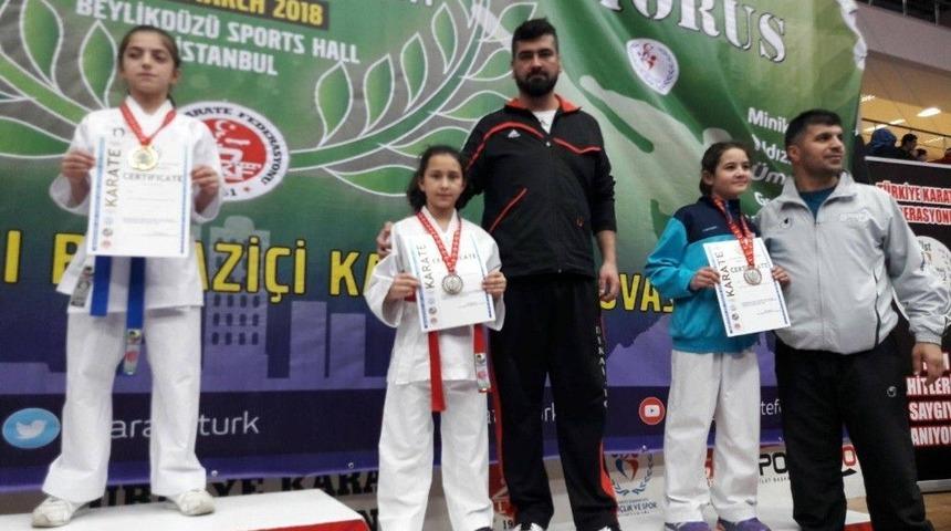 11 Yaşında 20 Madalyası Var