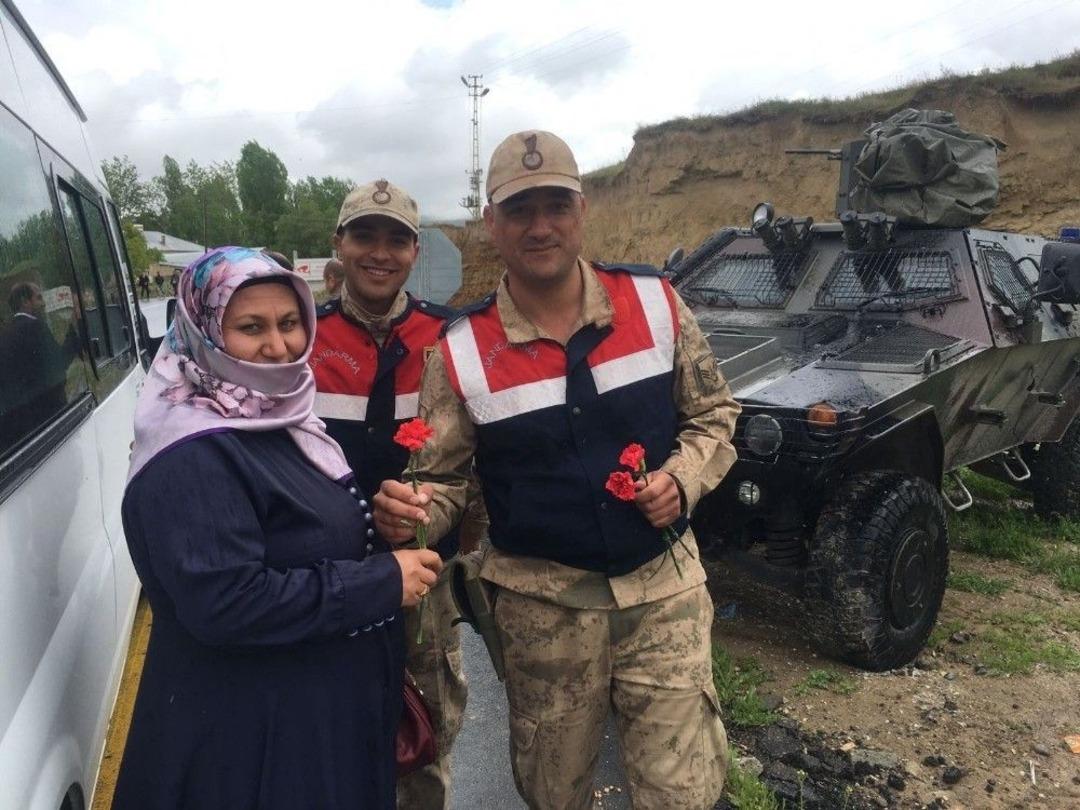 Jandarmadan &lsquo;anneler G&uuml;n&uuml;&rsquo; S&uuml;rprizi