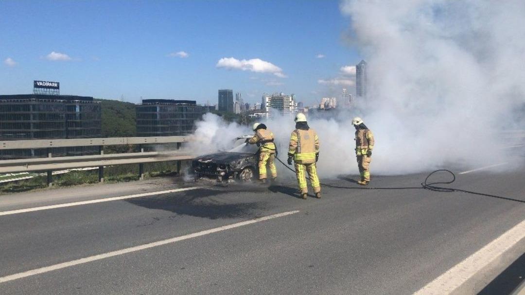 (&ouml;zel) Tem Otoyolu&rsquo;nda Otomobil Alev Alev Yandı